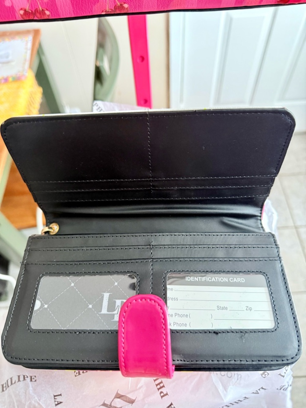 La Philipe Juicy Lips Pink Wallet - Picture 4 of 5